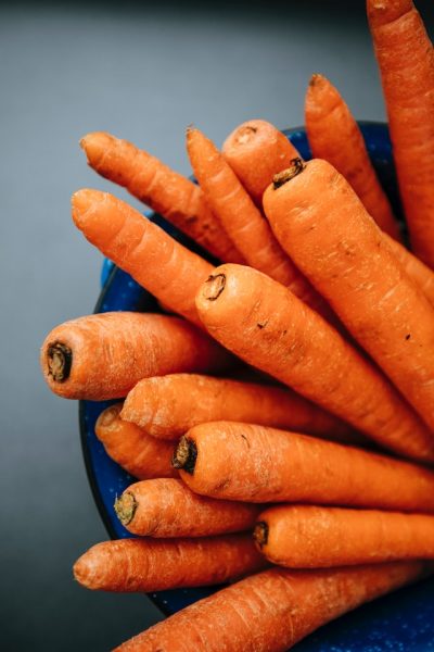 In einem Behälter stapeln sich viele rohe Karotten